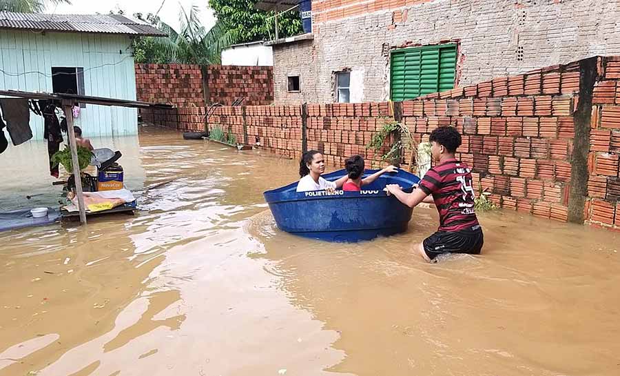 Mais de 22 mil pessoas estão atingidas após forte chuva transbordar Rio Acre e igarapés em Rio Branco