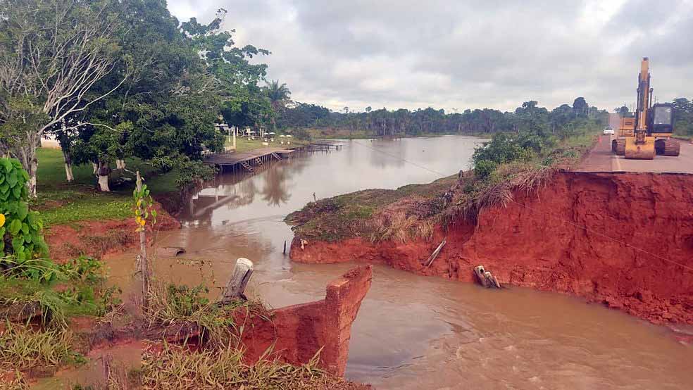 Dnit inicia obras na BR-364 após cratera se abrir durante forte chuva no AC e via segue interditada