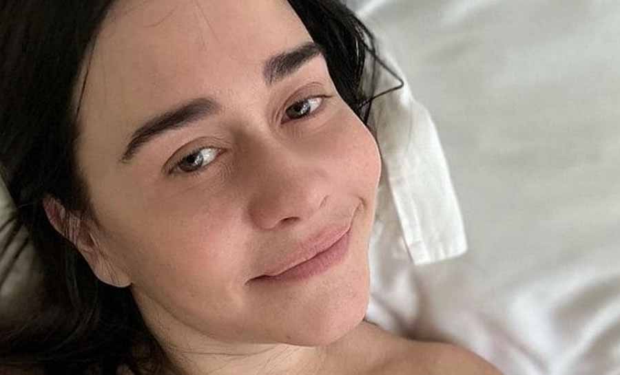 Alessandra Negrini surge seminua na cama e web reage: ‘Cuca, me pega’