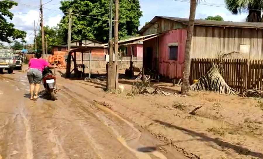 Rio Acre baixa mais de 5 metros em Brasileia e moradores começam a retirar lama de residências