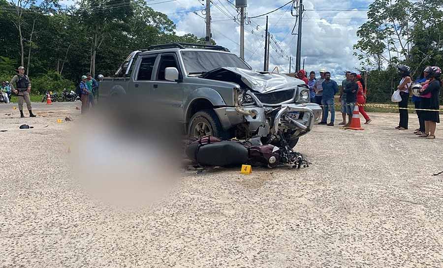 Mãe e filho morrem em acidente de trânsito após moto ser atingida por caminhonete no interior do Acre