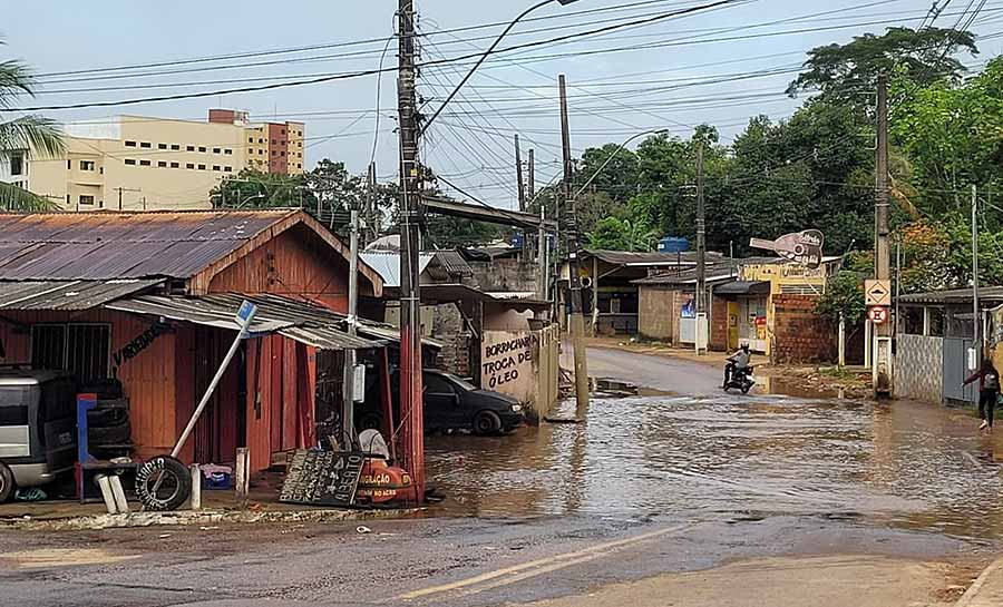 Nível elevado do Rio Acre faz Igarapé São Francisco represar e alagar parte de rua em Rio Branco