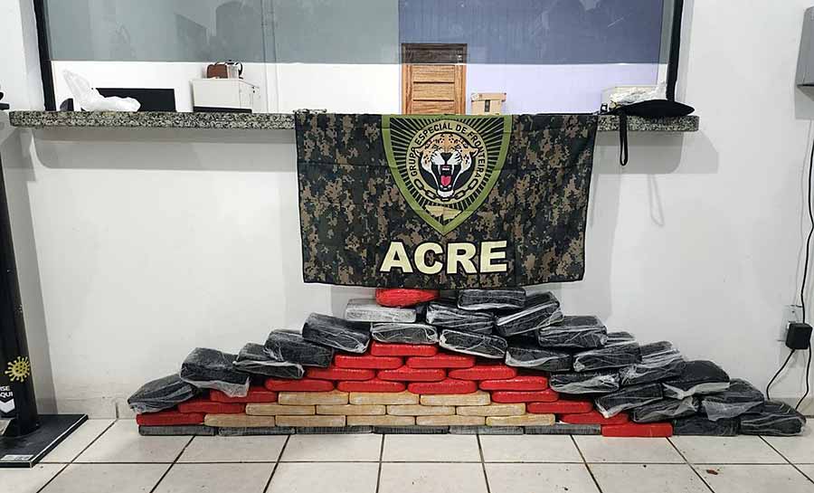 Estrangeiros são presos com 60kg de drogas em barco no Acre