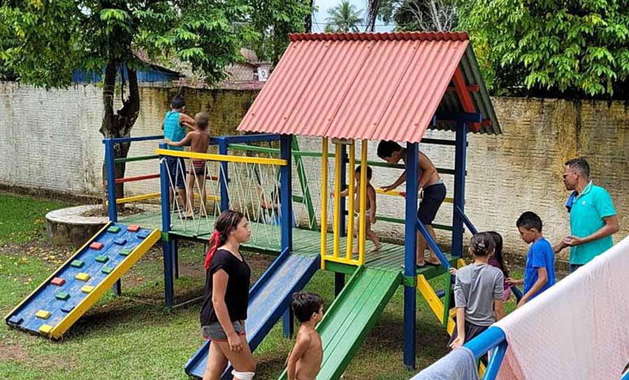 Famílias com crianças autistas atingidas pela cheia ficam em abrigo exclusivo na capital