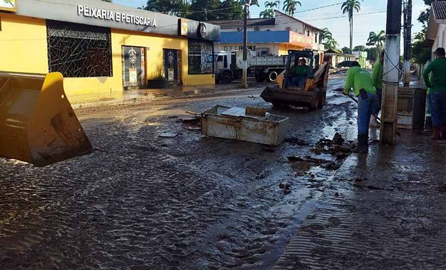 Cidades do AC fazem limpeza de ruas após enchente e já retiraram mais de mil toneladas de entulho