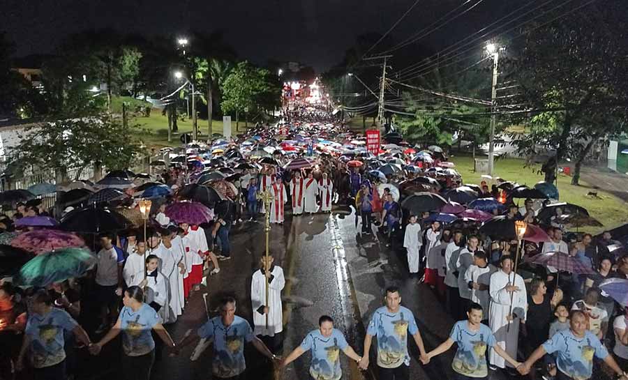 Mesmo com chuva, milhares de fiéis participam de Procissão da Via Sacra em Rio Branco