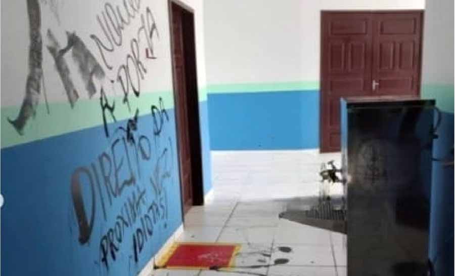 Instituição é alvo de vandalismo no interior do Acre: ‘tranquem a porta direito da próxima vez’