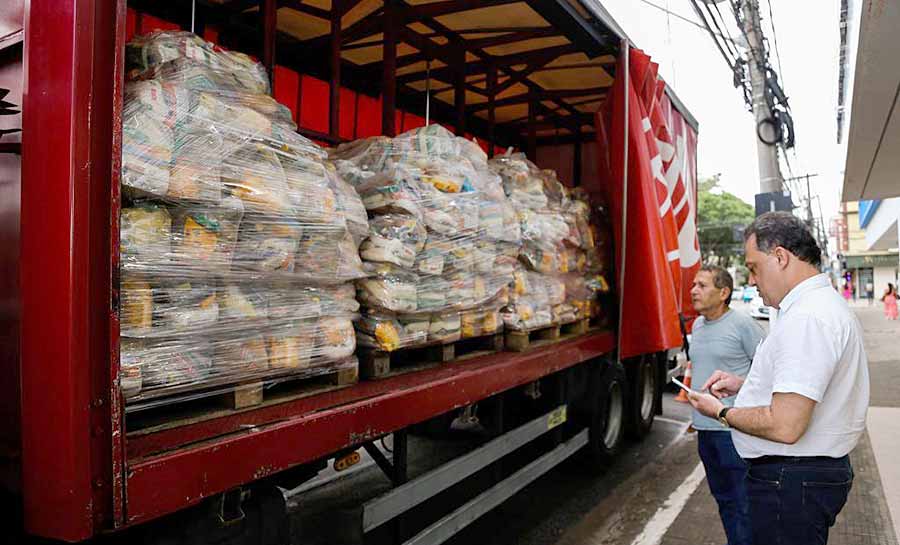 Empresa Solar Coca-Cola doa mil sacolões às famílias atingidas pela cheia