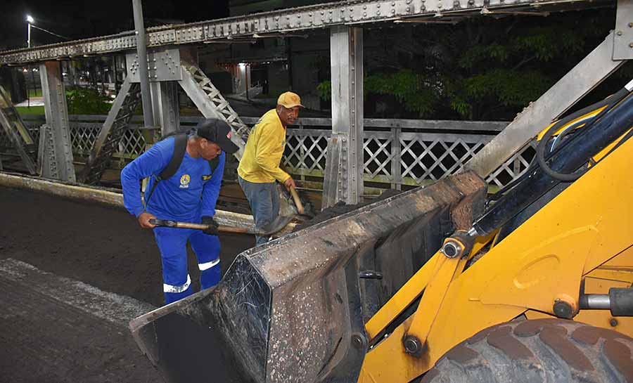 Estado trabalha no recapeamento asfáltico da Ponte Metálica em Rio Branco