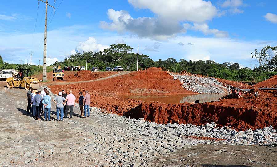 Diretores da FIEAC vistoriam trecho interditado da BR-364 próximo ao Quinauá