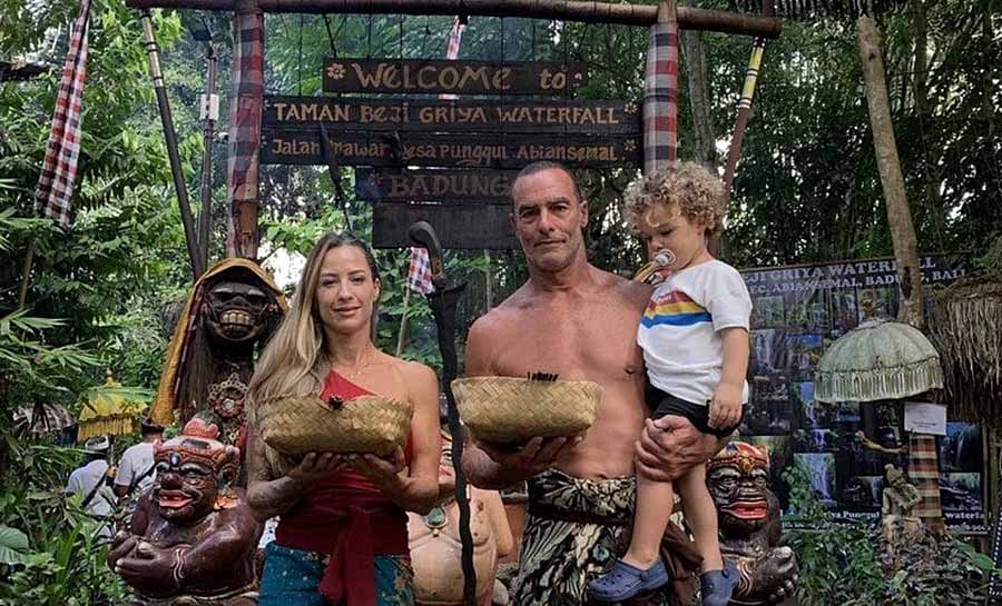 Paulo Zulu visita templo em Bali com a família
