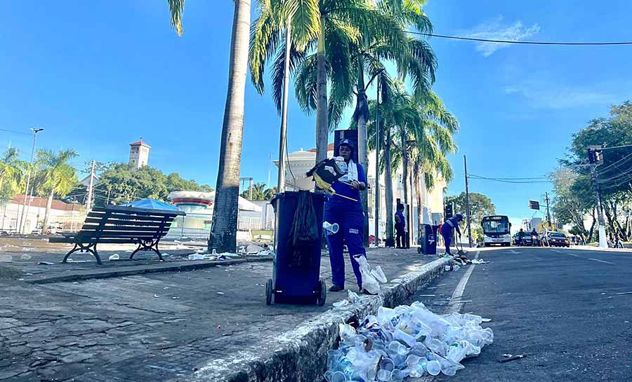 Equipes de limpeza recolhem cerca de 20 metros cúbicos de lixo após Festa do Trabalhador em Rio Branco