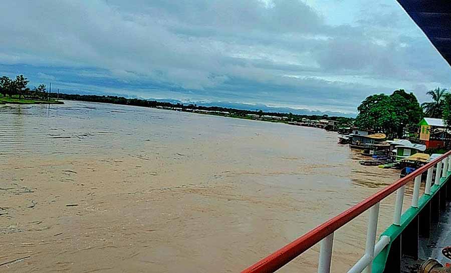 Balsa que levava máquinas para obras em município isolado do AC naufraga no Rio Tarauacá