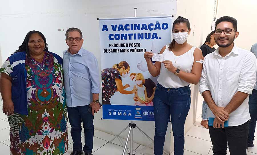 Servidores da Secretaria Municipal de Educação recebem vacina contra a gripe