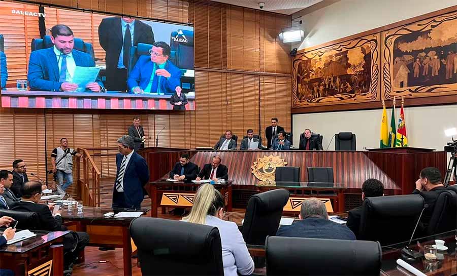 Justiça suspende contratação de cargos comissionados criados pelo governo do Acre