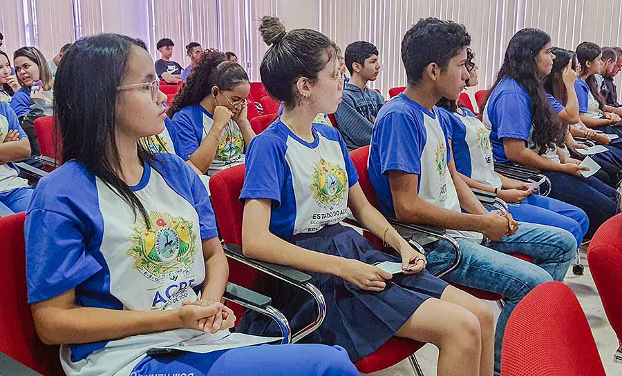 Em Cruzeiro do Sul, alunos da rede estadual recebem premiação de concurso de redação e poesia