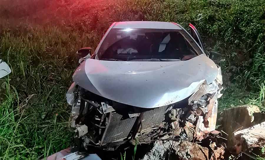 Três ficam gravemente feridos após carro sair da pista e capotar em rodovia que dá acesso a aeroporto em Rio Branco