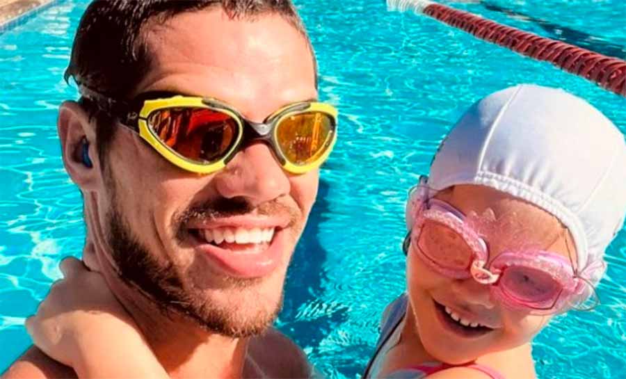 José Loreto compartilha momento fofo de natação com filha de 5 anos