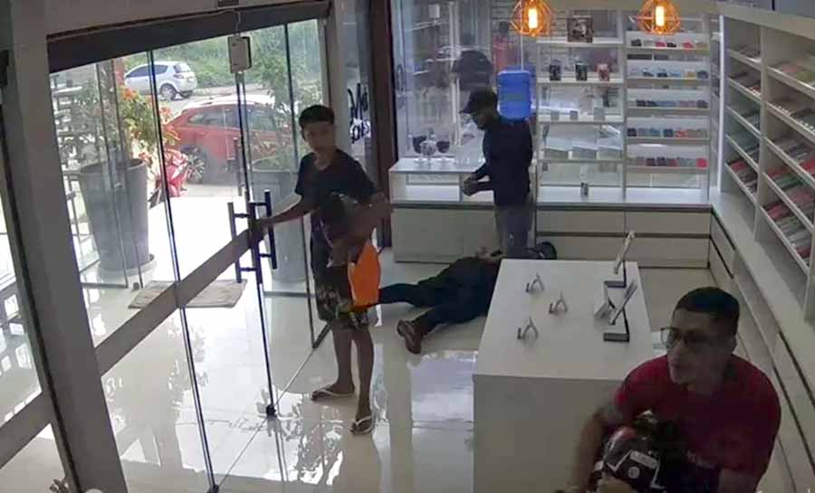 Bandidos invadem loja em Cruzeiro do Sul, dão tapa em segurança e fogem com celulares