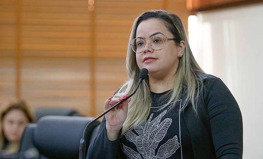 Michelle Melo comemora convocação de aprovados em concurso público