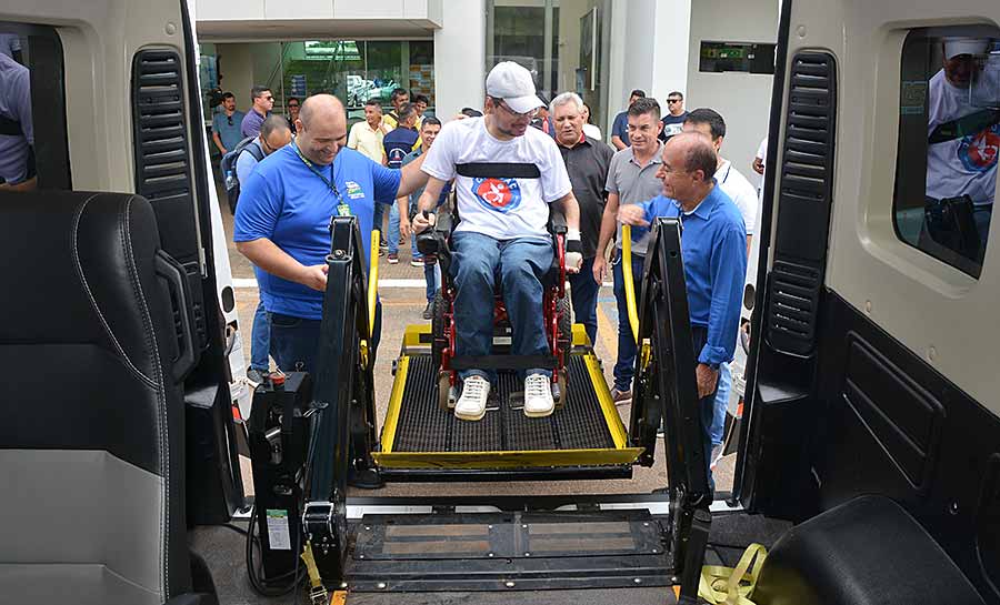 Prefeitura entrega veículos adaptados para pessoas com deficiência física e para serviços odontológicos itinerantes