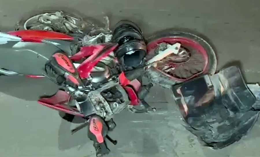 Jovem é arremessado de moto após condutor de caminhonete embriagado invadir contramão no Acre