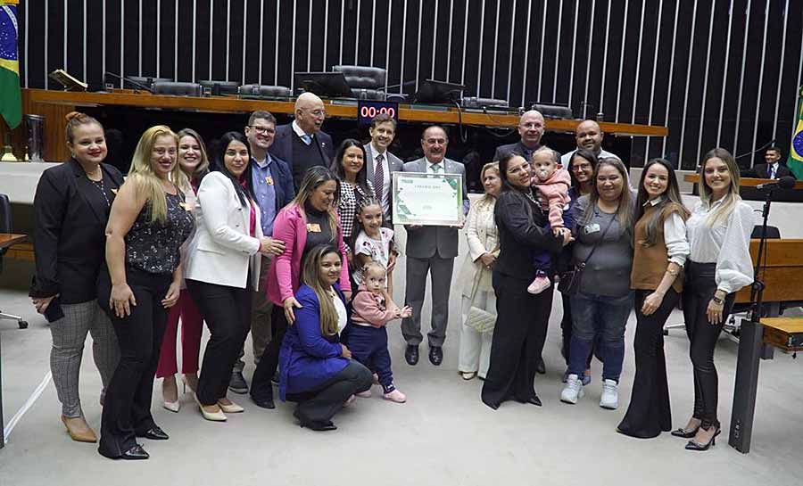 Eduardo Velloso homenageia equipe responsável Cirurgia da Separação das Gêmeas Siamesas Heloá e Valentina