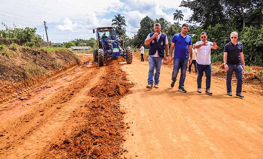 Gonzaga e Nicolau visitam obra de estrada que vai tirar ribeirinhos e produtores rurais do isolamento em Cruzeiro do Sul