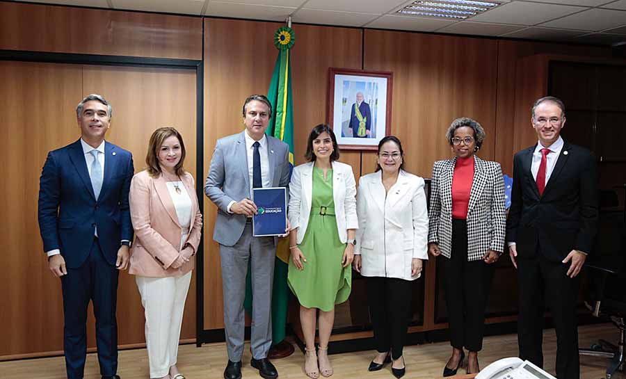 Socorro Neri leva planejamento estratégico ao ministro da Educação