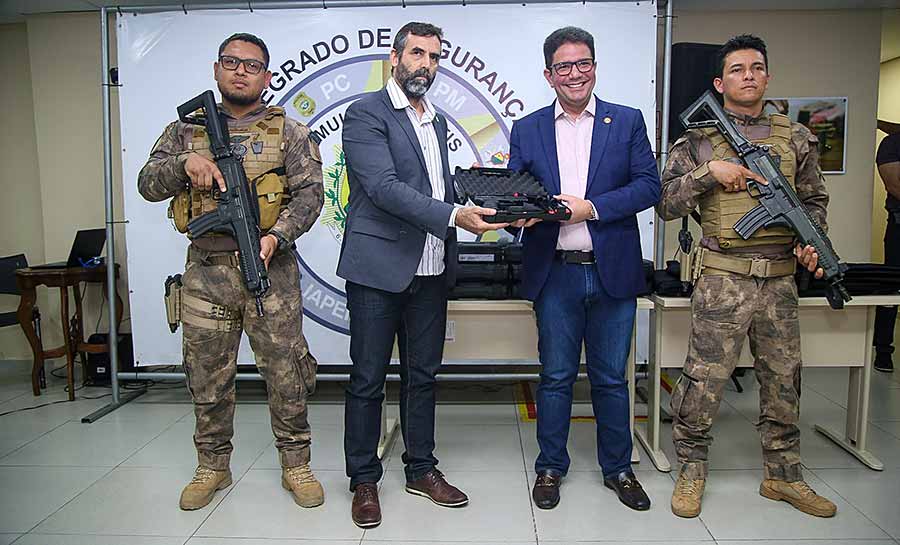 Governo do Acre reforça segurança pública com entrega de pistolas e coletes de ponta