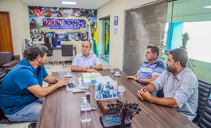 Prefeitura planeja o desenvolvimento da bacia leiteira de Rio Branco por meio do Programa Café com Leite