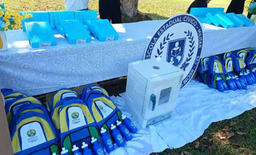 Educação entrega tablets, laboratórios e kits escolares em escolas de Cruzeiro do Sul