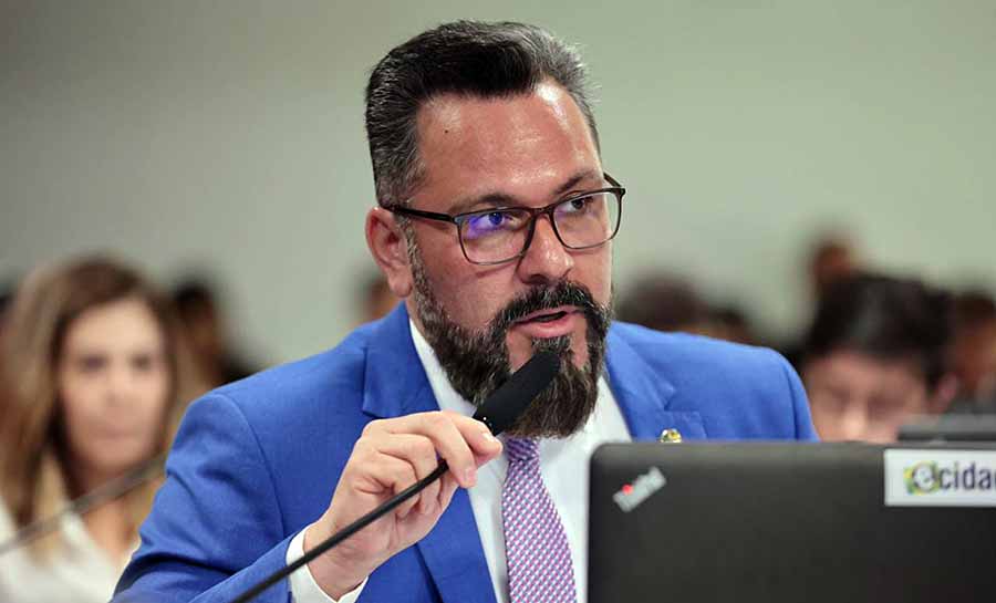 Sobre escassez de voos e preços exorbitantes, Alan Rick dispara: “Não aceito. Vamos continuar cobrando até resolverem.”