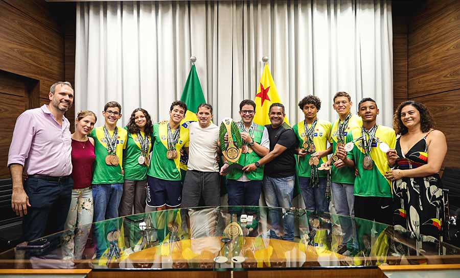 Governador Gladson Cameli recebe delegação acreana campeã de torneio internacional de natação