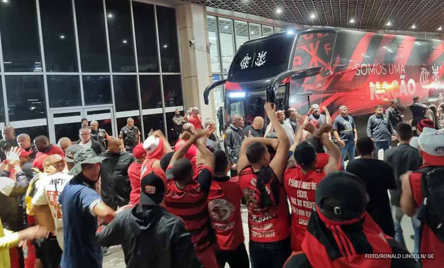 Flamengo desembarca com protesto da torcida após queda na Libertadores: “Time sem vergonha!”