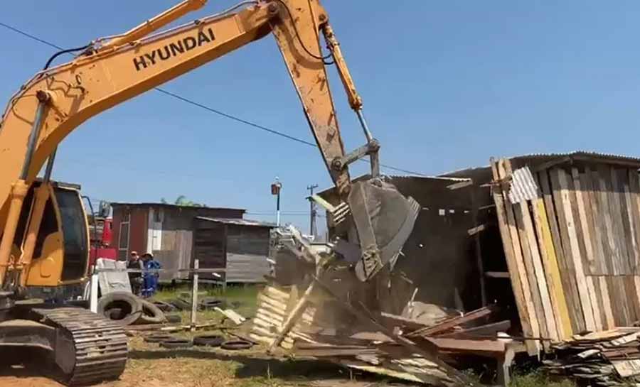 Após reintegração de posse, moradores de invasão devem ir para abrigo no Parque de Exposições no Acre