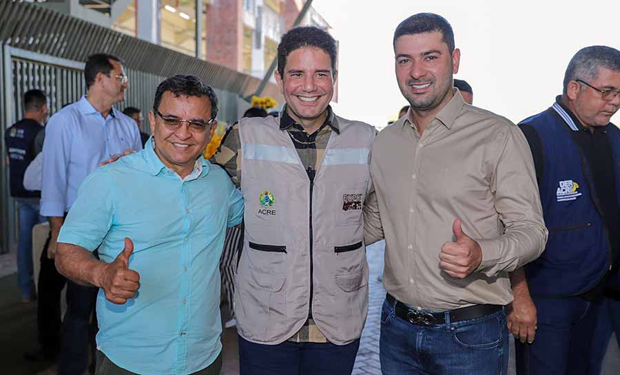 Na coletiva da Expo Juruá, Gladson agradece a Nicolau e Gonzaga o apoio na ALEAC