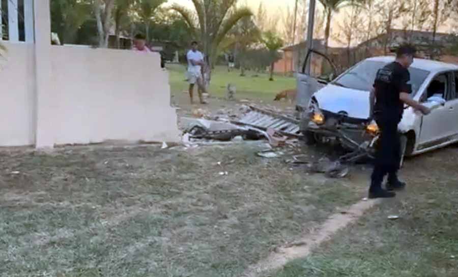 Carro bate em poste e uma pessoa morre em estrada de Rio Branco
