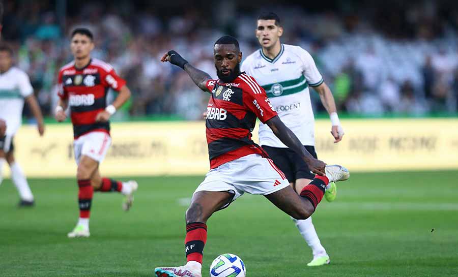 Com gol de Gerson no fim, Flamengo supera Coritiba no Couto Pereira