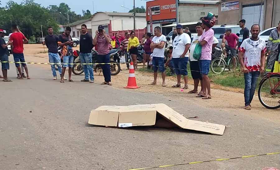 Acidente fatal: Mulher se assusta com colisão, salta da moto e é atropelada por caminhão