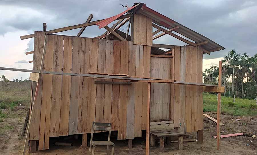 Com ventos de até 102 km/h, tempestades destroem casas e desabrigam moradores no AC: ‘como uma explosão’