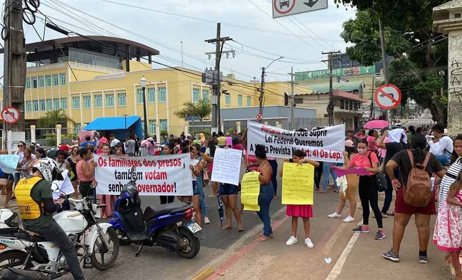 Familiares de detentos fazem protesto e pedem melhorias nos presídios de Rio Branco: ‘preso não é bicho’