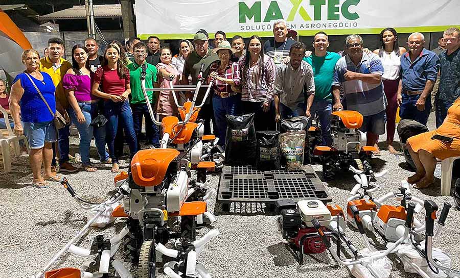 Mazinho Serafim entrega equipamentos agrícolas e insumos na ExpoSena Rural Show