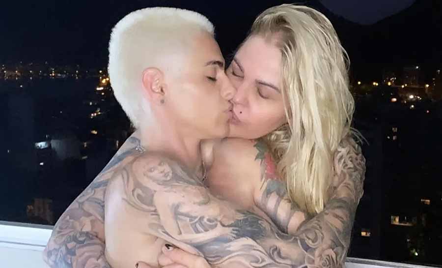 Aos beijos, Monique Evans celebra nove anos de relacionamento com noiva: ‘Almas gêmeas’