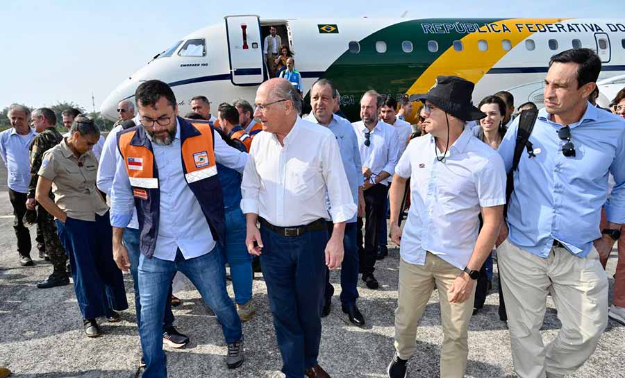 Comitiva em Manaus anuncia obras de dragagem e reforço de brigadistas