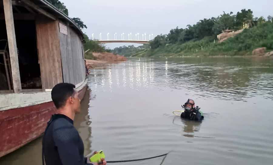 Em Rio Branco, corpo de homem é achado embaixo de embarcação no Rio Acre