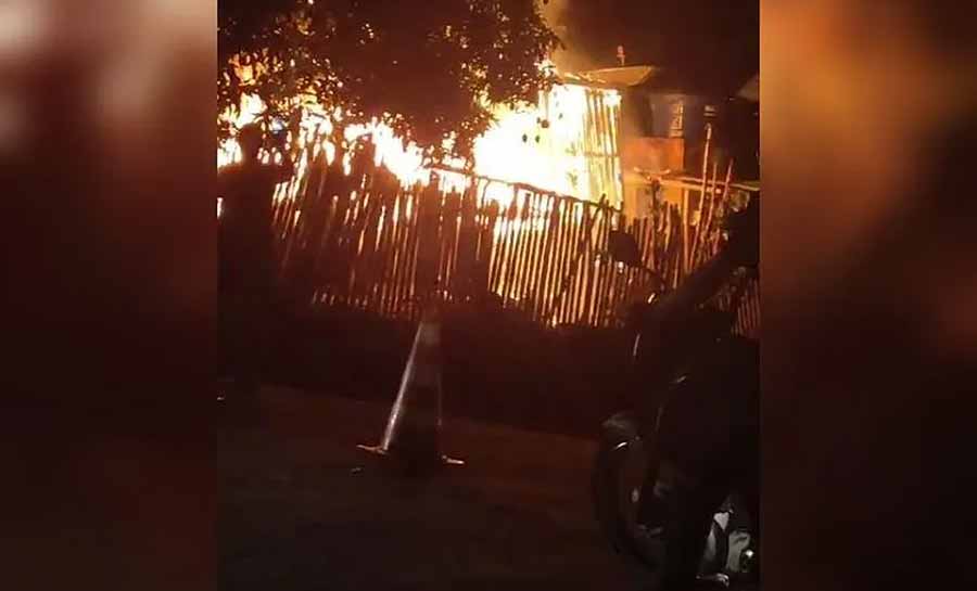 Incêndio destrói casa e atinge outra parcialmente em bairro de Cruzeiro do Sul