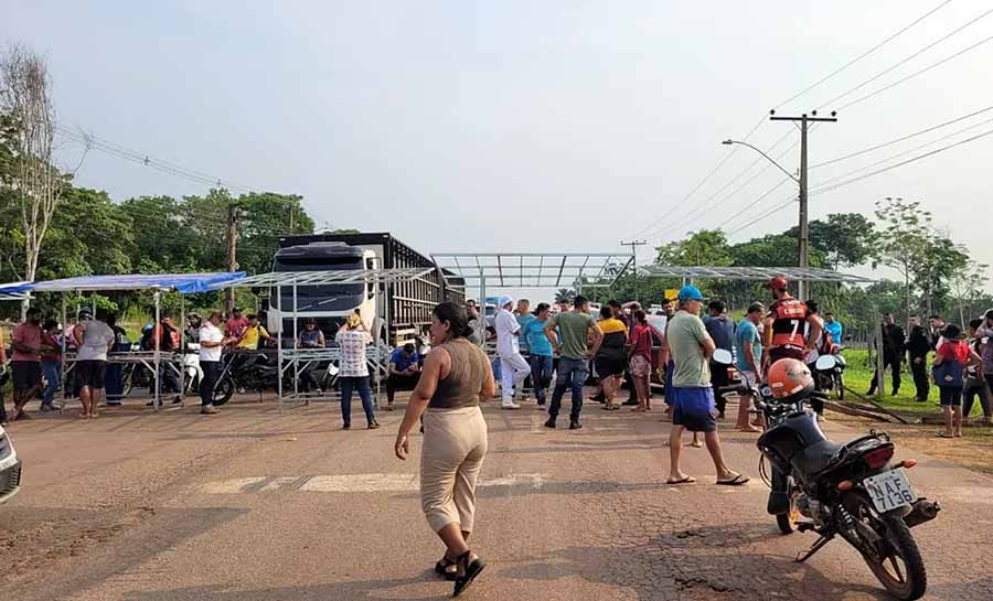 Rodovia AC-40 é fechada durante protesto de moradores por melhorias em ramal de Rio Branco