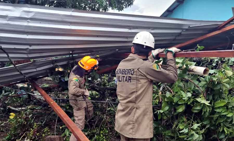 Vendaval destelha casa, alaga ruas e assusta moradores em cidades do interior do AC; veja vídeo