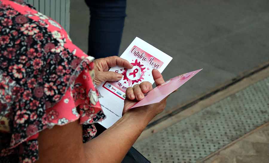 Saúde realiza ação de conscientização em alusão ao Outubro Rosa no Centro de Rio Branco